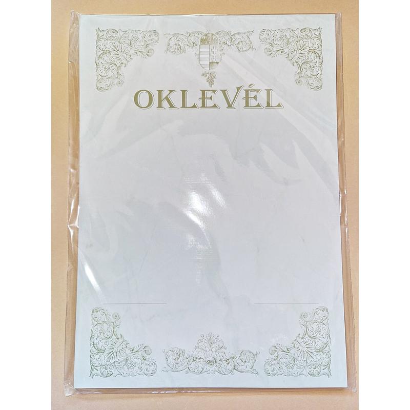 Oklevél arany színű magyar címerrel és felirattal