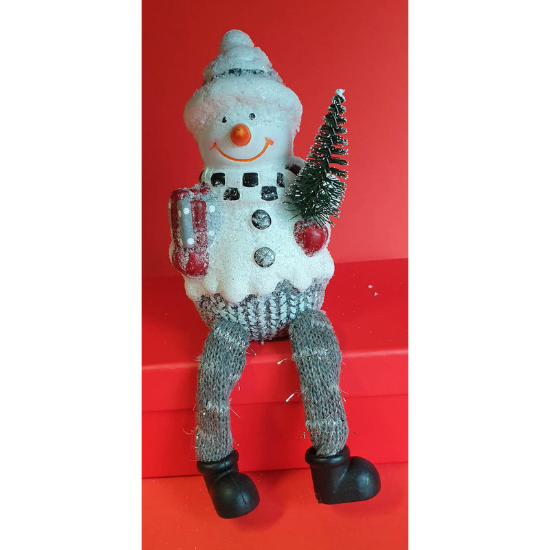 Hóember téli ruhában, lábbal, fenyőfával kerámia QXC797140